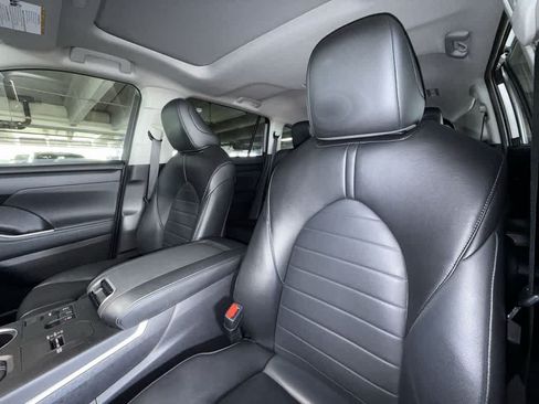 Used 2023 Toyota Highlander XLE FWD image 14