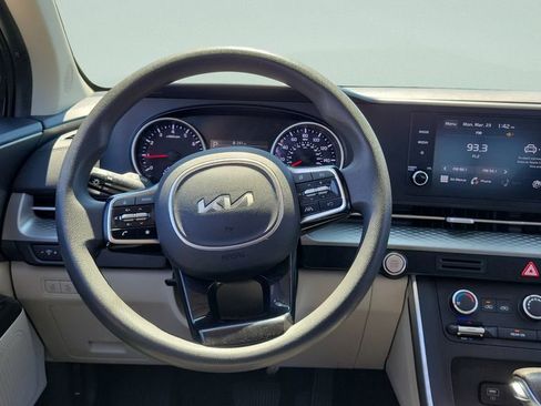 Used 2022 Kia Carnival LX image 12