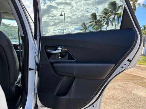 Used 2022 Kia Niro EX FWD image 17