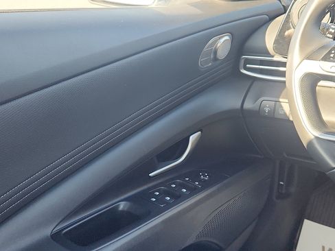 Certified 2025 Hyundai Elantra Limited FWD image 12