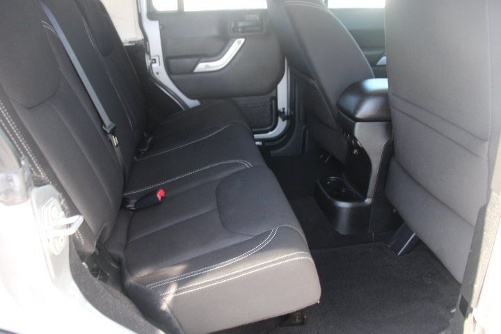 Used 2016 Jeep Wrangler Unlimited Rubicon w/ Connectivity Group AWD/4WD image 15