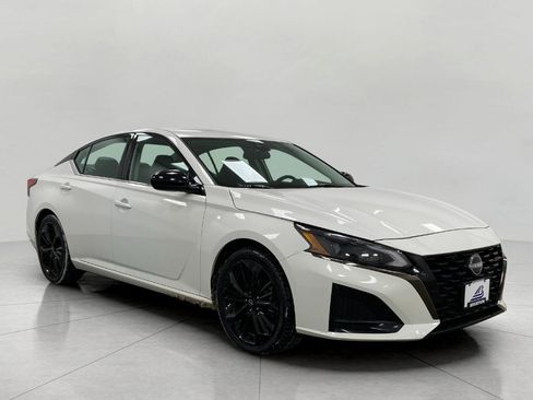 Used 2024 Nissan Altima 2.5 SR image 1