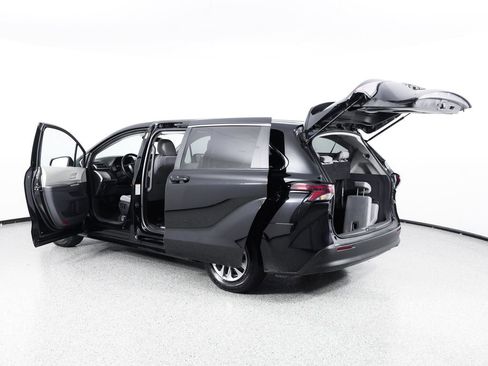 Used 2023 Toyota Sienna LE AWD/4WD image 13