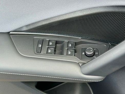 Certified 2025 Volkswagen Tiguan SE w/ Panoramic Sunroof Package image 23