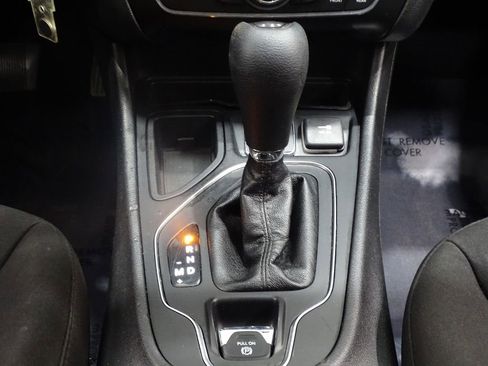 Used 2019 Jeep Cherokee Latitude w/ Popular Appearance Group image 38