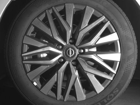 Used 2025 Nissan Altima 2.5 SV FWD image 15
