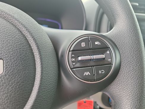 Used 2025 Kia Soul LX FWD image 24
