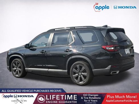 Used 2025 Honda Pilot Sport image 4