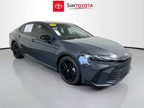 Used 2025 Toyota Camry SE FWD image 1