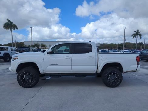 Used 2017 Toyota Tacoma TRD Sport w/ Tow Package (A/T) image 26