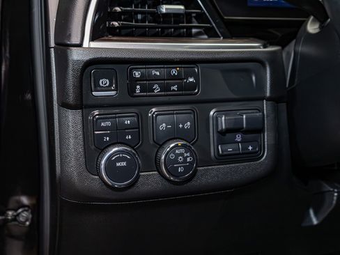 Used 2025 Chevrolet Suburban Z71 w/ Comfort Package image 17