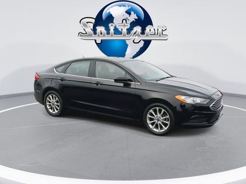 Used 2017 Ford Fusion SE image 2