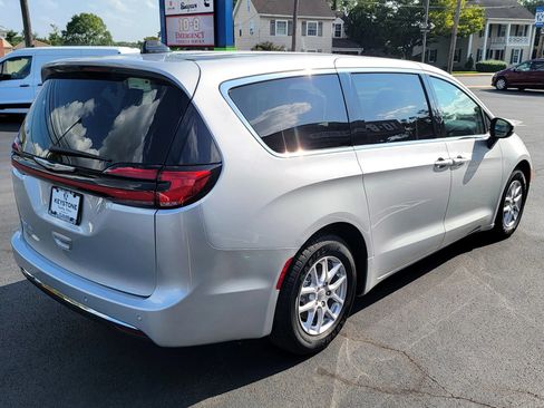 Used 2023 Chrysler Pacifica Touring-L FWD image 5