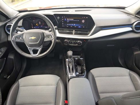 Used 2025 Chevrolet Trax LT w/ LT Convenience Package FWD image 18