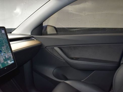 Used 2021 Tesla Model Y Long Range image 17