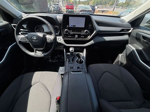 Used 2025 Toyota Highlander LE FWD image 34