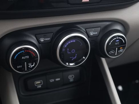 Used 2025 Hyundai Venue SEL FWD image 19