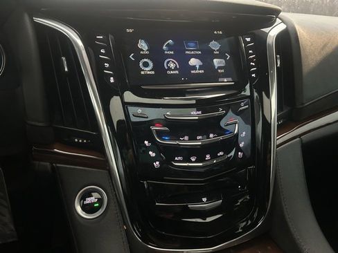 Used 2018 Cadillac Escalade Luxury image 12