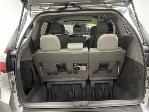 Used 2020 Toyota Sienna XLE FWD image 17