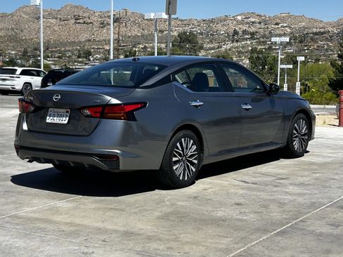 Used 2024 Nissan Altima 2.5 SV FWD image 7