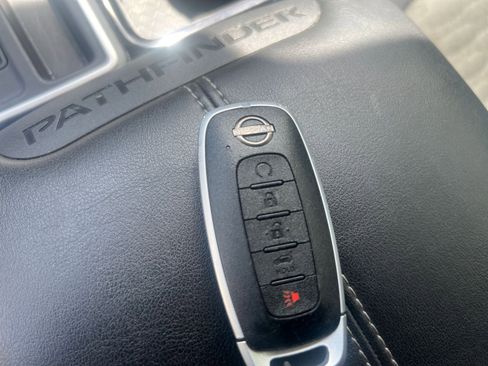 Used 2025 Nissan Pathfinder SV image 18