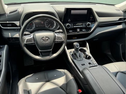 Used 2024 Toyota Highlander XLE FWD image 15