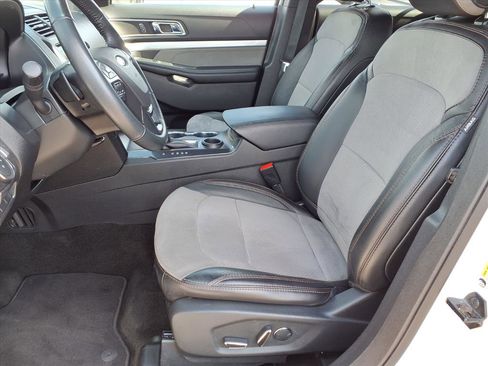 Used 2017 Ford Explorer XLT w/ Equipment Group 202A image 7