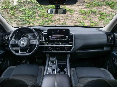 Used 2024 Nissan Pathfinder SV w/ SV Premium Package FWD image 15