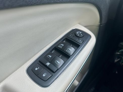 Used 2017 Chrysler 300 C image 16