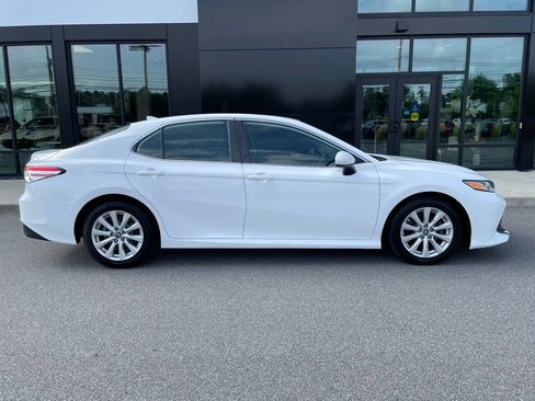 Used 2019 Toyota Camry LE FWD image 3