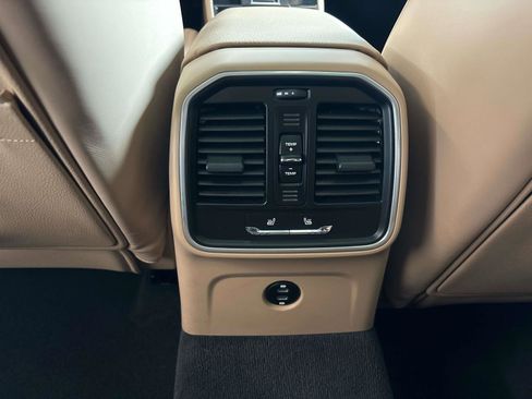 Used 2023 Porsche Macan image 9