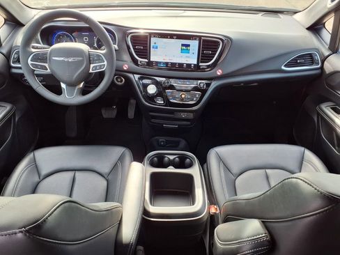 Used 2026 Chrysler Pacifica Select FWD image 13