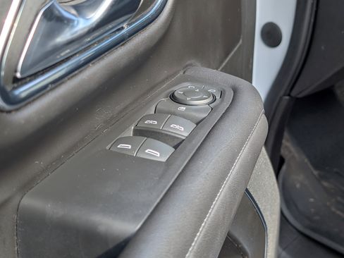 Used 2023 GMC Yukon SLE image 17