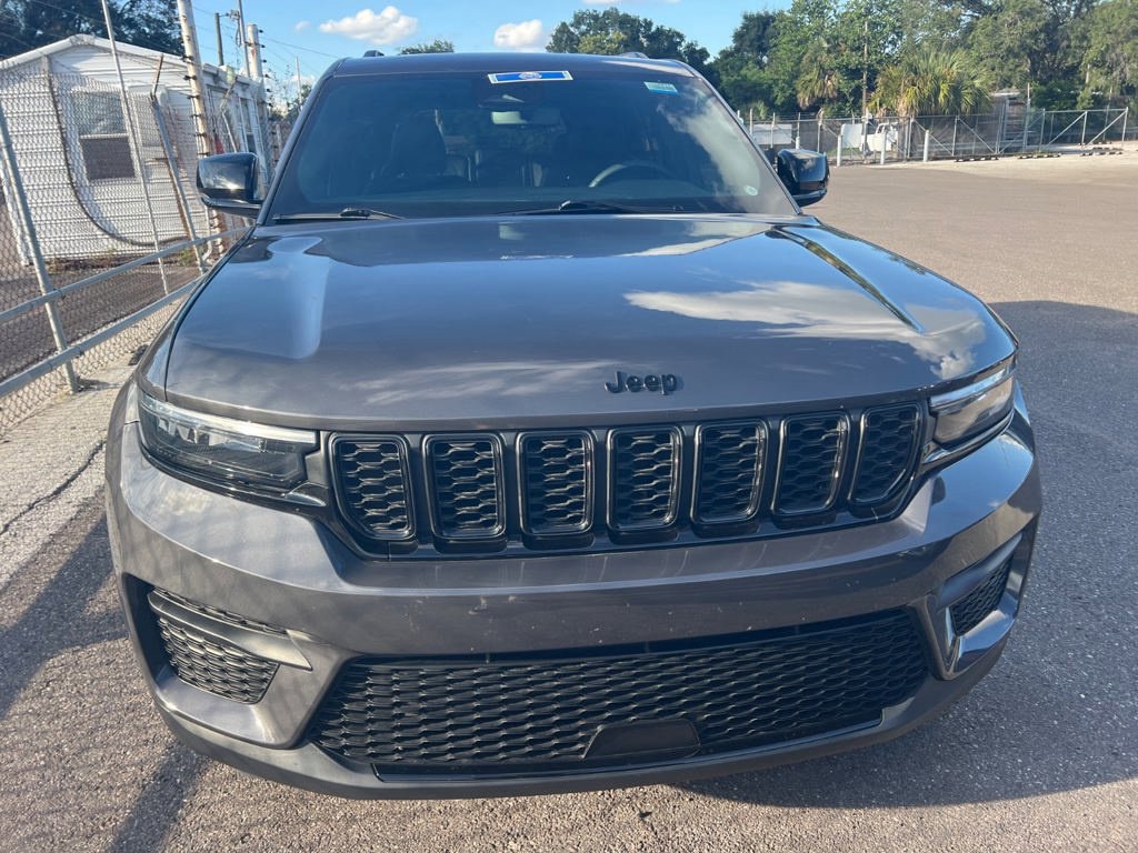 Used 2024 Jeep Grand Cherokee Altitude AWD/4WD image 3