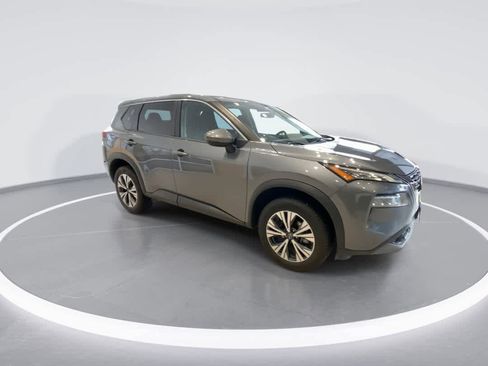 Used 2022 Nissan Rogue SV image 2