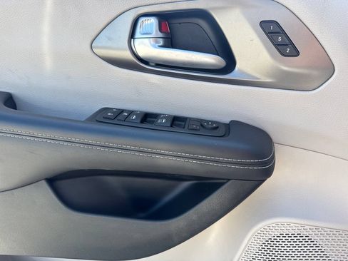 Used 2024 Chrysler Pacifica Touring-L FWD image 18
