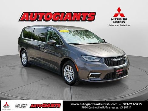 Used 2023 Chrysler Pacifica Touring-L FWD image 1