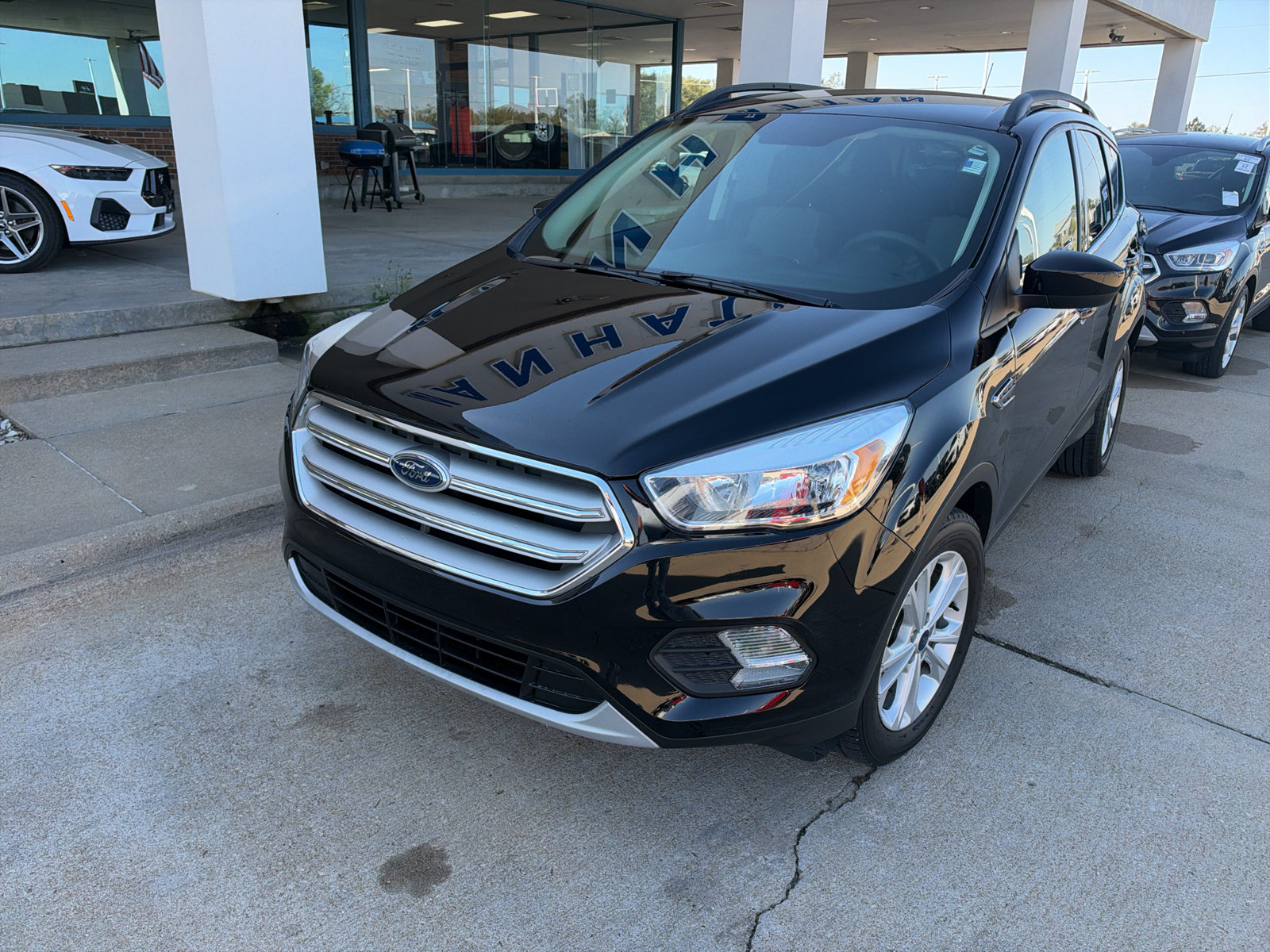 Used 2018 Ford Escape SE FWD image 2