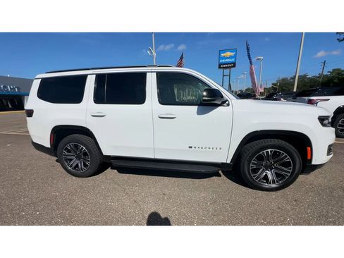 Used 2024 Jeep Wagoneer Series II w/ Flexible Seating Group image 9