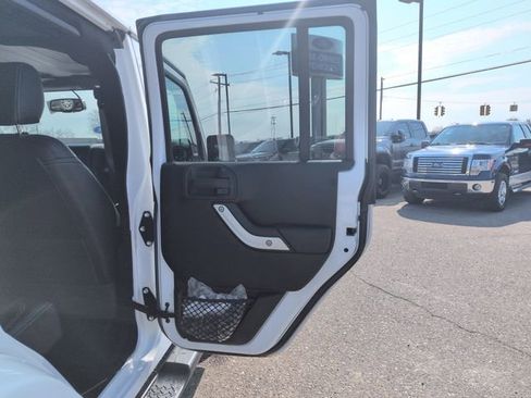 Used 2017 Jeep Wrangler Unlimited Sahara AWD/4WD image 18