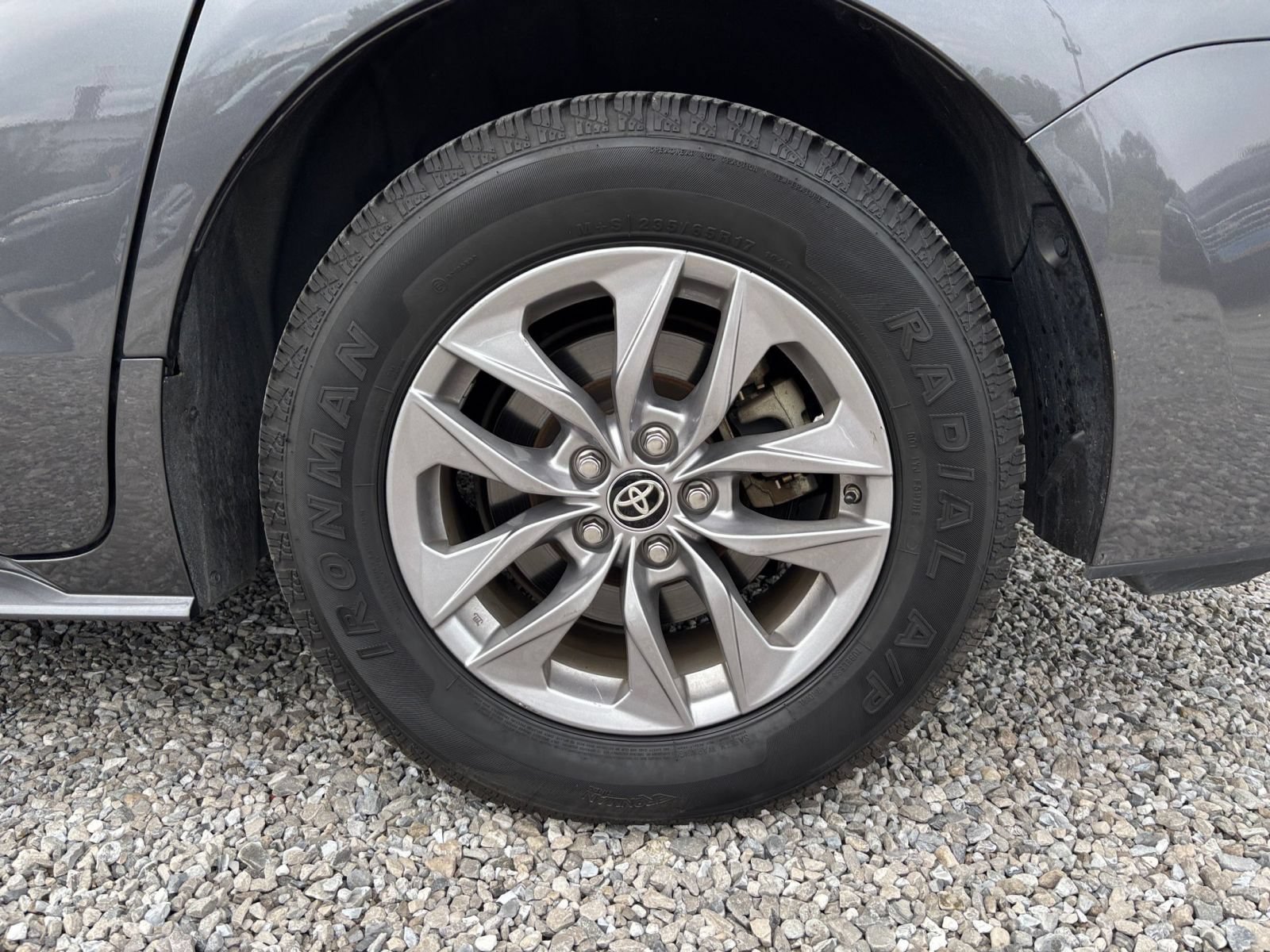 Used 2025 Toyota Sienna XLE FWD image 33