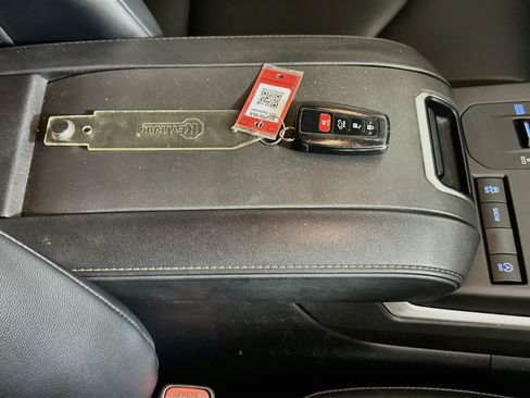 Used 2020 Toyota Highlander XLE FWD image 33