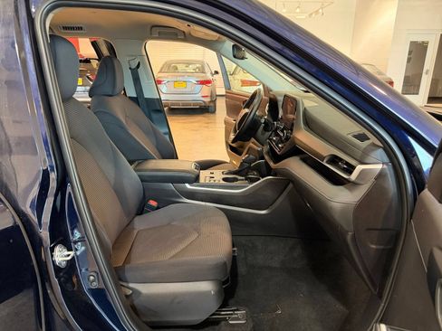 Used 2025 Toyota Highlander LE FWD image 33