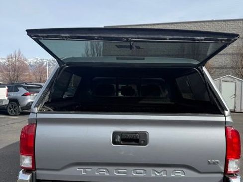 Used 2017 Toyota Tacoma SR5 RWD image 10