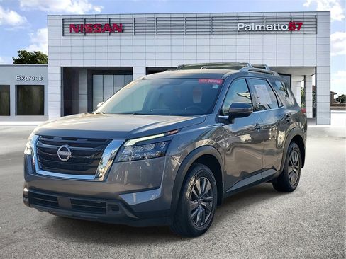 Certified 2024 Nissan Pathfinder SV image 3