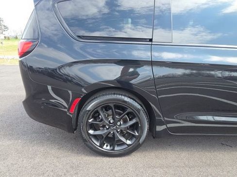 Used 2023 Chrysler Pacifica Limited w/ Uconnect Theater Family Group image 8