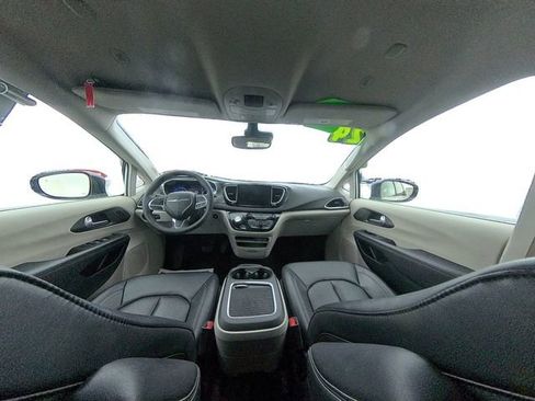 Used 2024 Chrysler Pacifica Touring-L image 33