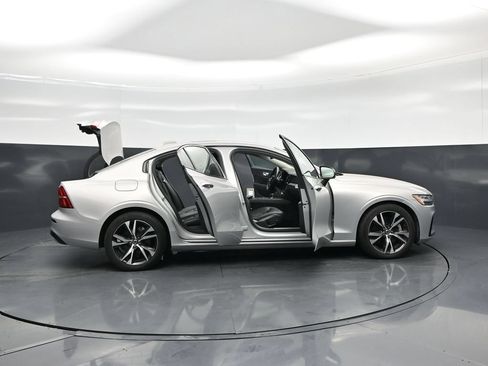 Used 2024 Volvo S60 B5 Core FWD image 3