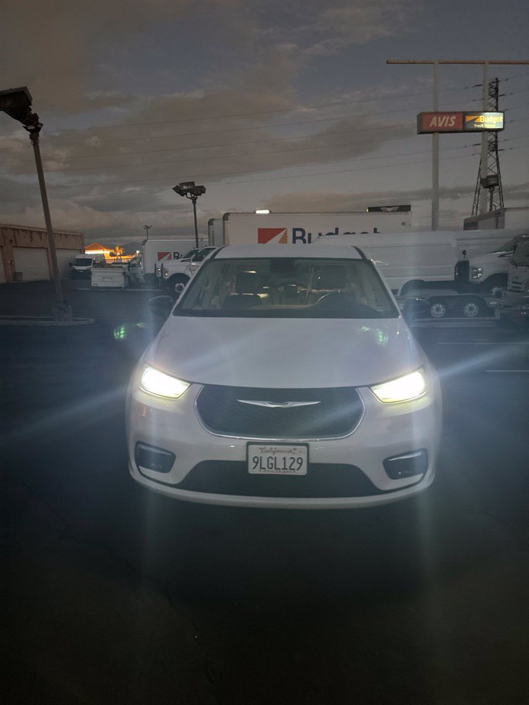 Used 2024 Chrysler Pacifica Touring-L FWD image 2