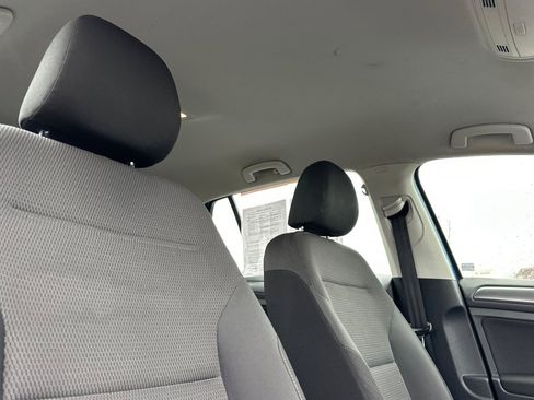 Used 2018 Volkswagen Golf S image 17